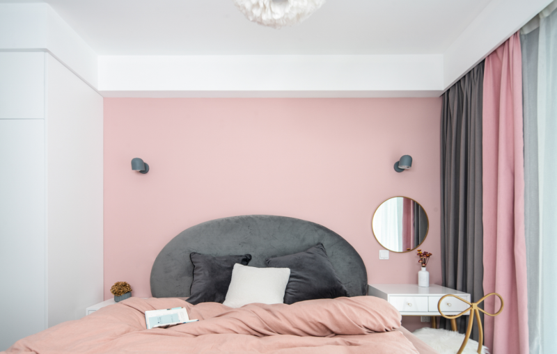 Уютные апартаменты в серо-розовой гамме