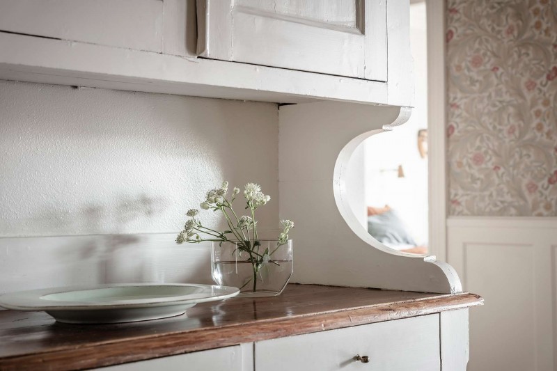 Высокие потолки и хорошо сохранившиеся детали начала ХХ века в апартаментах в Стокгольме