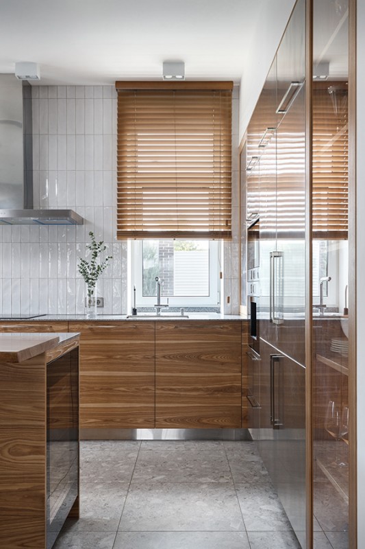 Дерево и камень в интерьере просторных апартаментов