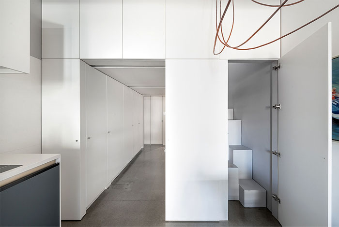 Дизайн-проект небольшого лофта, основанный на концепции минимализма и яркости