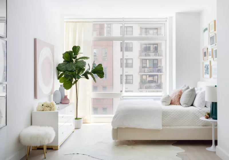 Интерьер мансарды в пастельно-серых тонах