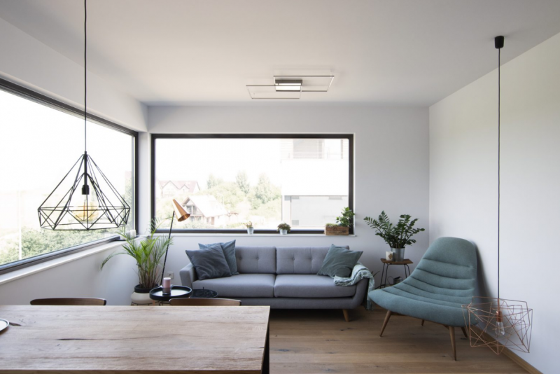 Промышленные акценты и натуральное дерево в дизайне польской квартиры