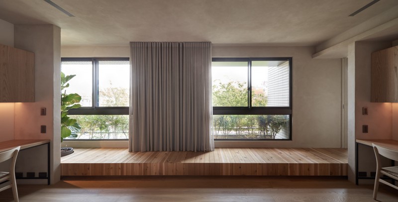 Сочетание дерева и металла в дизайне просторного семейного дома