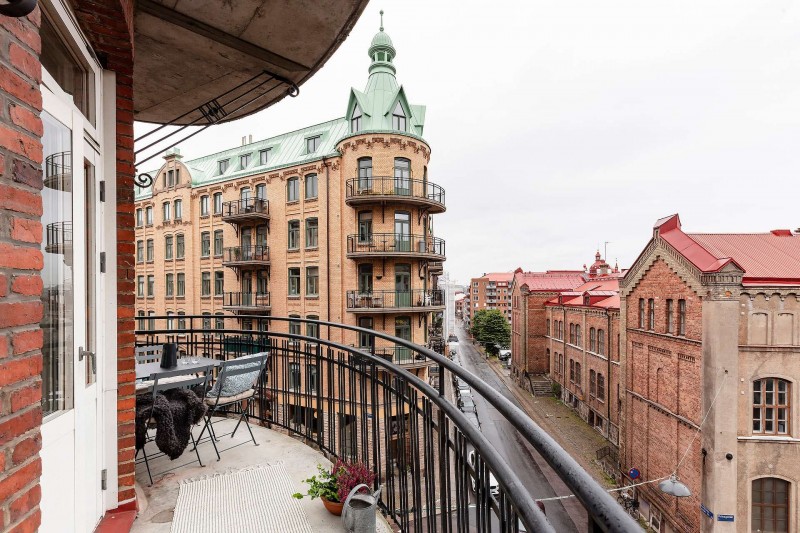 Высокие потолки и хорошо сохранившиеся детали начала ХХ века в апартаментах в Стокгольме