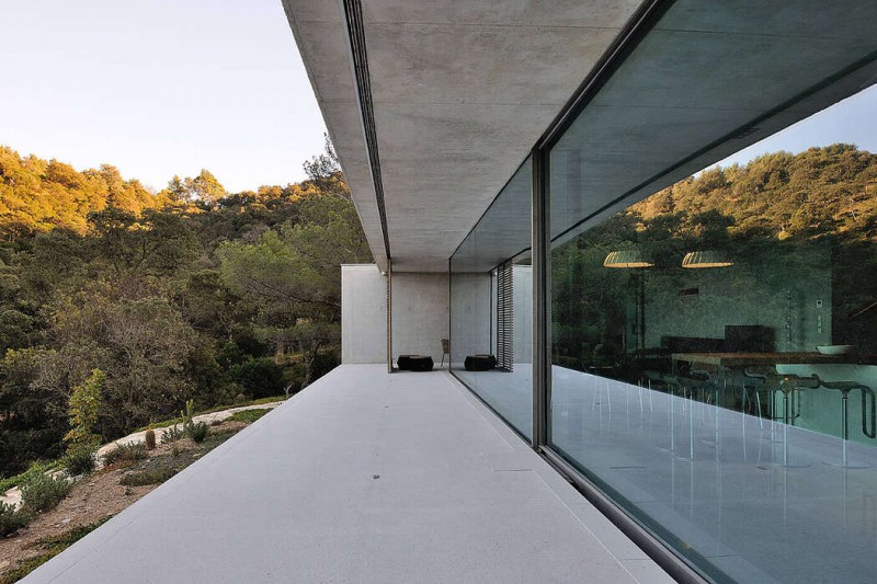 Бетон в интерьере современного дома на юге Франции