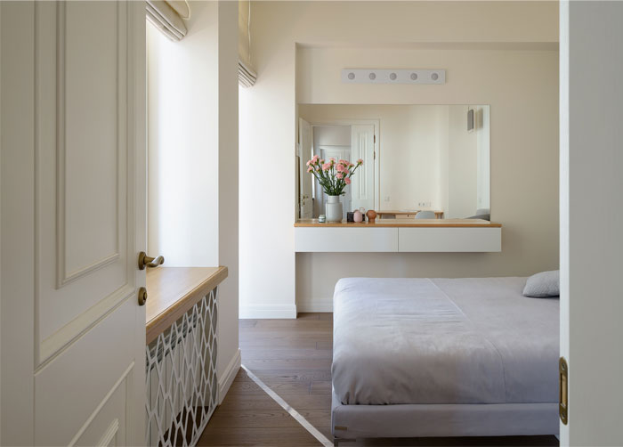 Комфортный, без лишних деталей интерьер светлых апартаментов