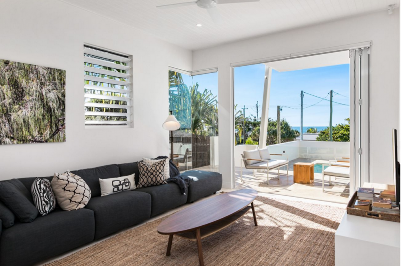 Минималистичный таунхаус на солнечном побережье Австралии в Нуса-Хедс Минималистичный таунхаус на солнечном побережье Австралии в Нуса-Хедс