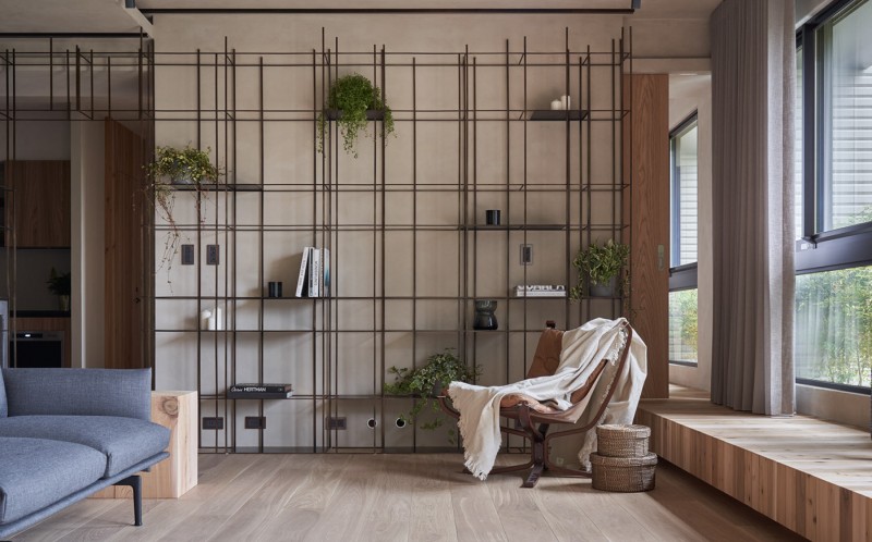 Сочетание дерева и металла в дизайне просторного семейного дома