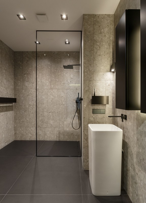 Фокусировка на панорамные окна в студии площадью 69 кв.м.