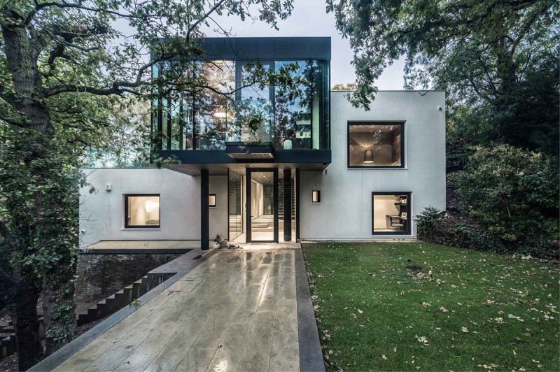 Интерьер двухэтажного дома в лесу