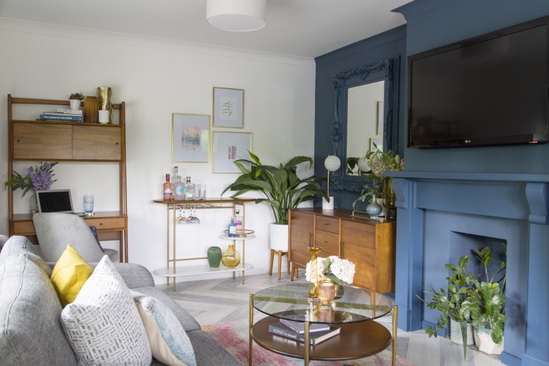 Интерьер уютной гостиной в лондонском таунхаусе