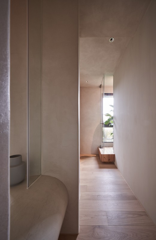 Сочетание дерева и металла в дизайне просторного семейного дома