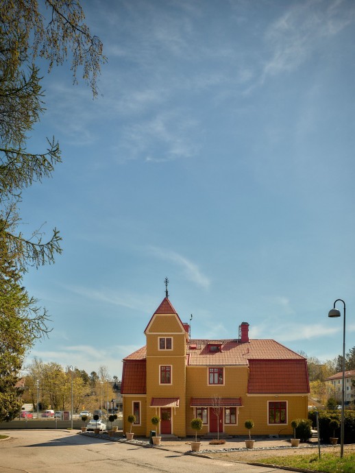 Старый вокзал 1901 года постройки в шведском селе Эсмо, превращённый в жилой дом