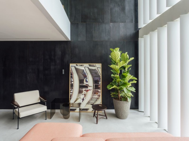 Стильная квартира-лофт с оригинальной винтовой лестницей