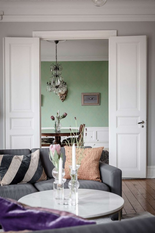 Высокие потолки и хорошо сохранившиеся детали начала ХХ века в апартаментах в Стокгольме