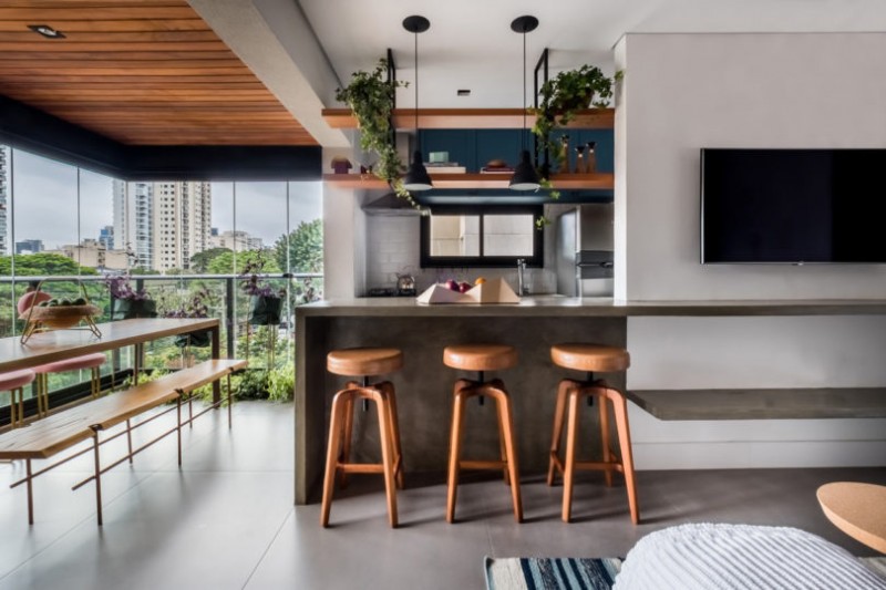 Интерьер квартиры в Сан-Паулу, сочетающий в себе элементы деревенского стиля и оттенки синего