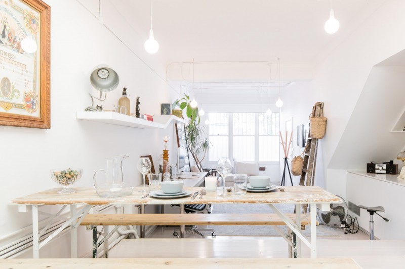 Интерьер просторных светлых апартаментов