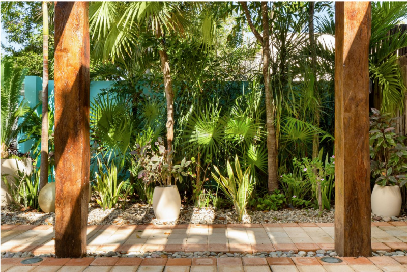 Красочный тропический модернизм в интерьере виллы в Мексике