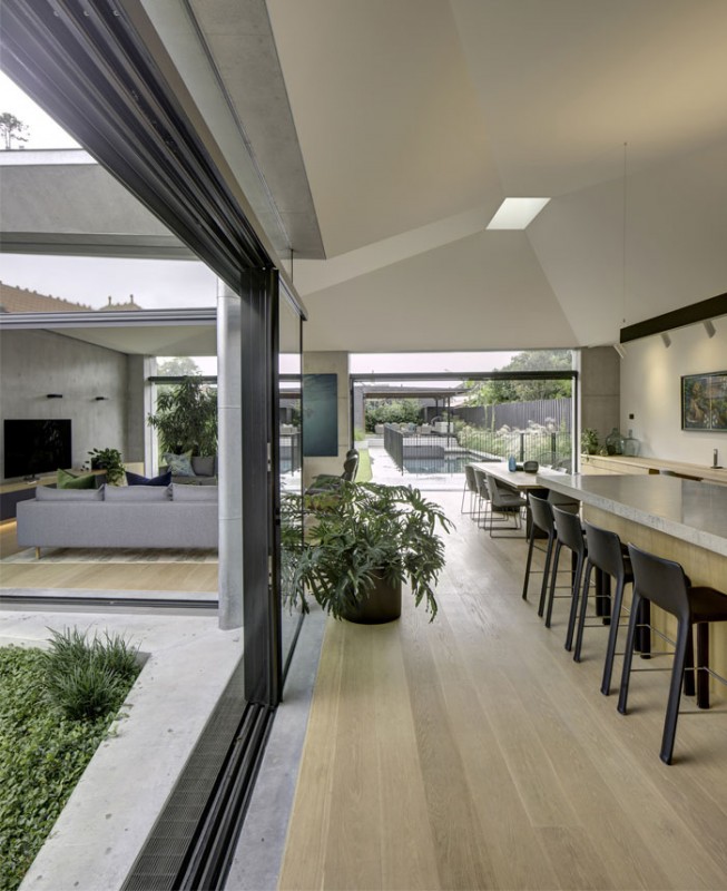 Переплетение дерева, бетона, стекла и металла в интерьере дома в Сиднее