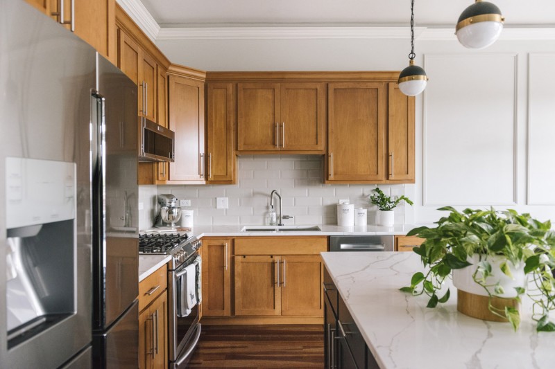 Прохладные цвета и медные акценты в интерьере просторных чикагских апартаментов Прохладные цвета и медные акценты в интерьере просторных чикагских апартаментов