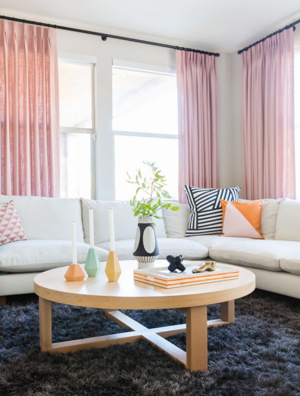 Скандинавская цветовая палитра и графические черно-белые полосы в интерьере гостиной