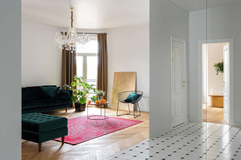 Сочетание пышных классических форм, цветов и материалов с минималистичными и сдержанными объектами Сочетание пышных классических форм, цветов и материалов с минималистичными и сдержанными объектами