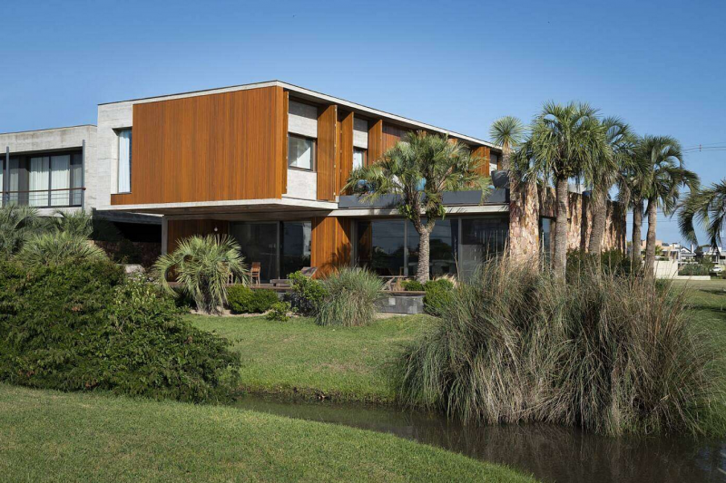 Современный двухэтажный дом, расположенный в Пелотасе, Бразилия