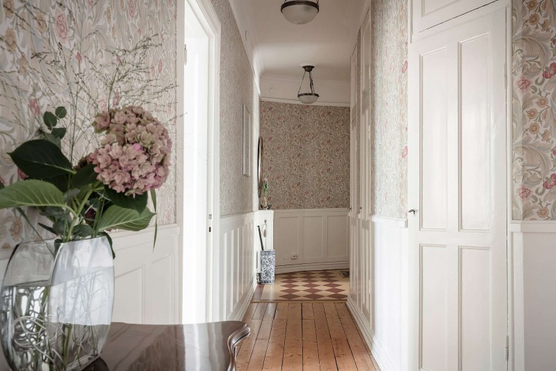 Высокие потолки и хорошо сохранившиеся детали начала ХХ века в апартаментах в Стокгольме