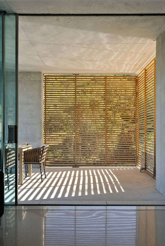 Бетон в интерьере современного дома на юге Франции