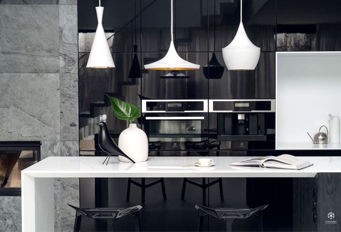 Черно-белый минималистичный интерьер дома в Польше