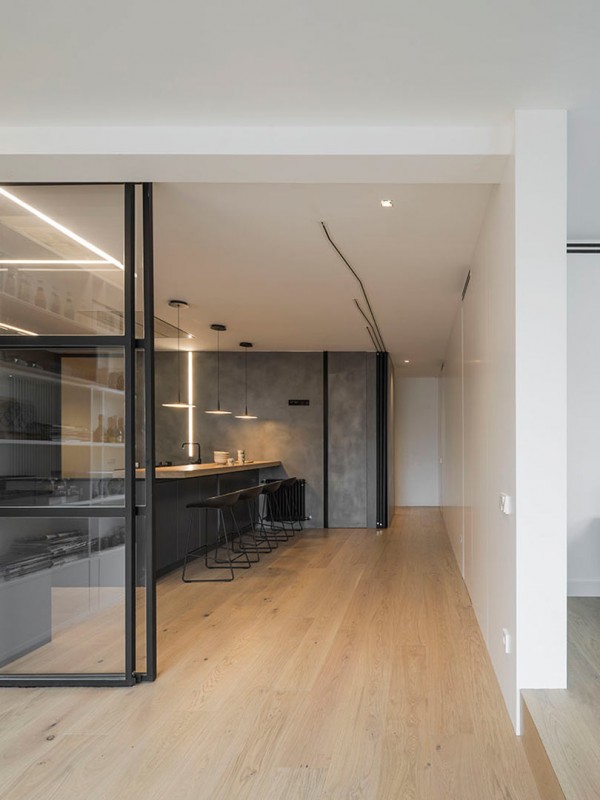 Чёрные акценты в интерьере апартаментов в Барселоне Чёрные акценты в интерьере апартаментов в Барселоне