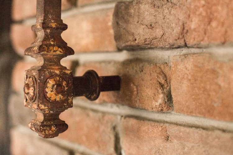 Эклектичный декор лофта, расположенного в бывшем старинном магазине