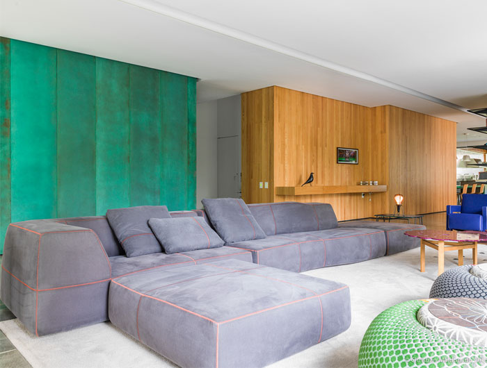 Интерьер пентхауса с полированными бетонными полами и обширной деревянной облицовкой