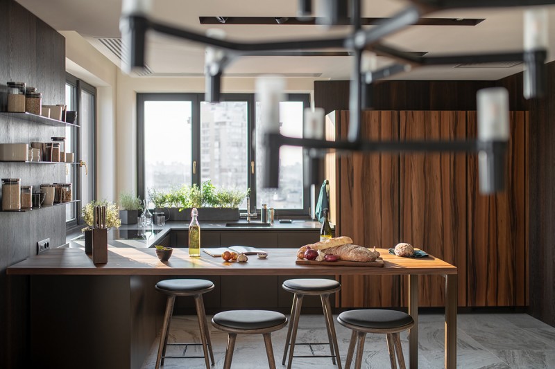 Пентхаус с многофункциональными пространствами и уникальной винтовой лестницей Пентхаус с многофункциональными пространствами и уникальной винтовой лестницей