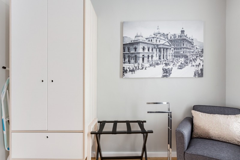 Приглушенные оттенки и элегантная современная мебель в интерьере апартаментов в Кейптауне Приглушенные оттенки и элегантная современная мебель в интерьере апартаментов в Кейптауне