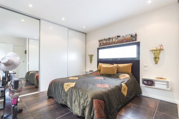 Смелое использование ярких цветов на вилле во Франции