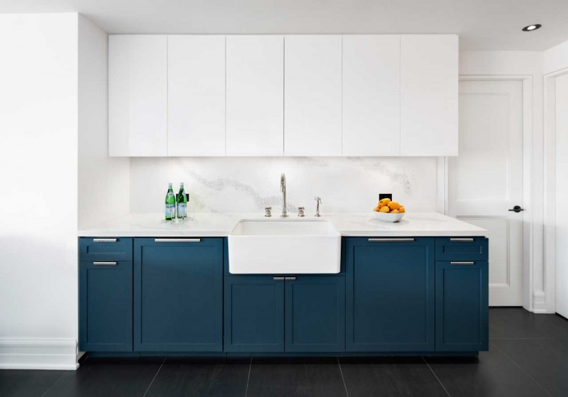 Интерьер апартаментов в Нью-Йорке в нейтральной цветовой гамме с добавлением синих акцентов