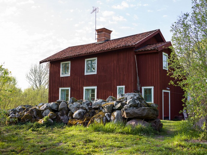 Собственность недалеко от Стокгольма, состоящая из нескольких домов и зданий 1900-х годов постройки