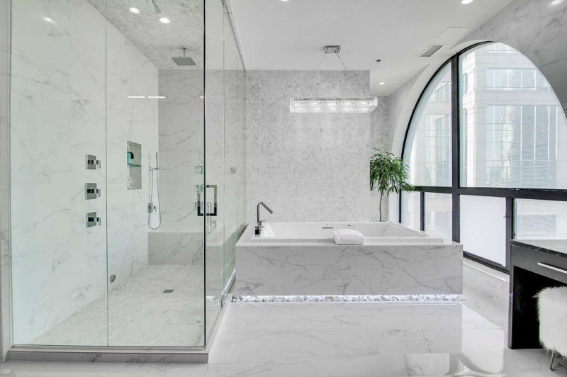 Современная двухуровневая квартира, расположенная в Чикаго, штат Иллинойс