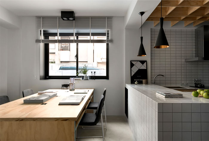 Уютный дом для семьи и рабочий офис в одном пространстве