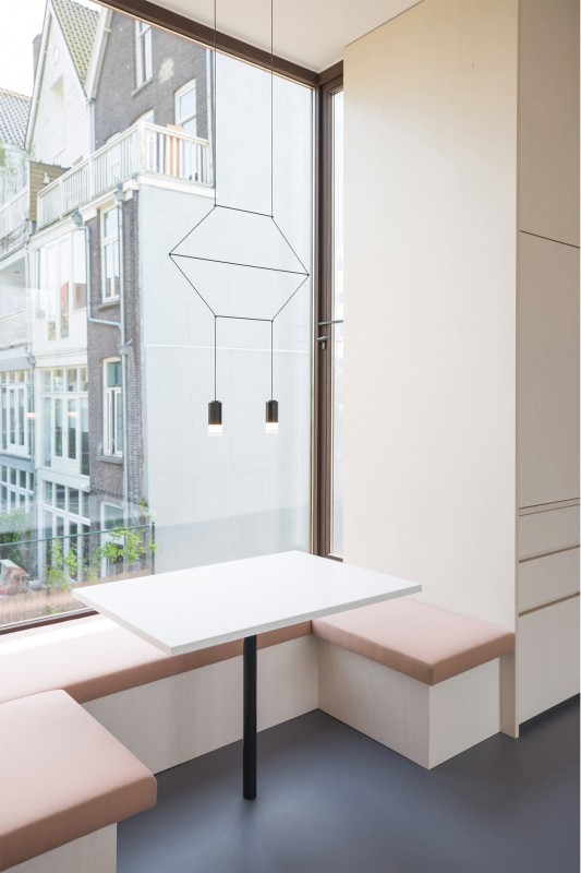 Лёгкий красочный дизайн офиса компании FinTech Bridgevest в Роттердаме