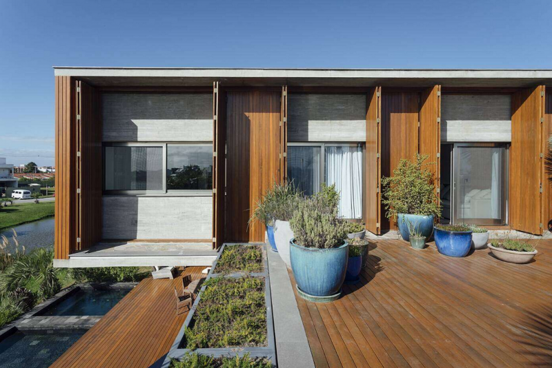 Современный двухэтажный дом, расположенный в Пелотасе, Бразилия