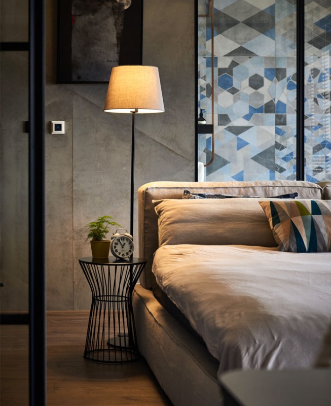 Стекло в металлическом каркасе для разделения квартиры на несколько комнат