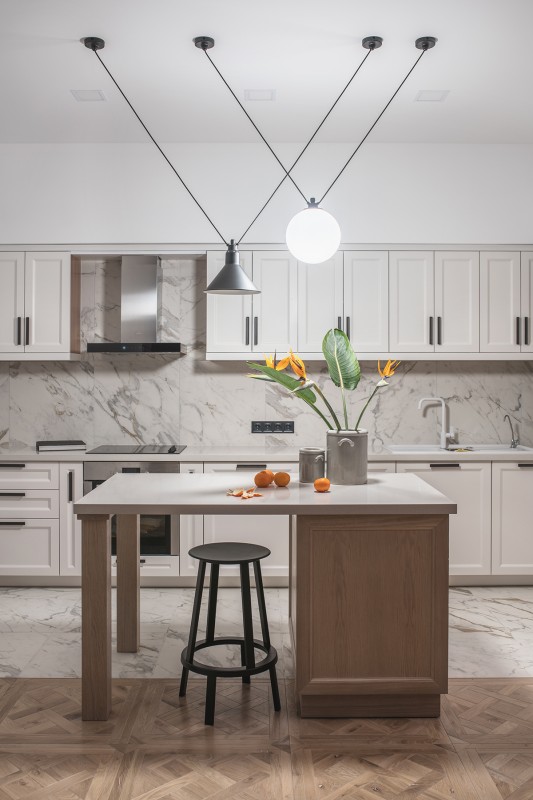 Светлые апартаменты с яркими акцентами