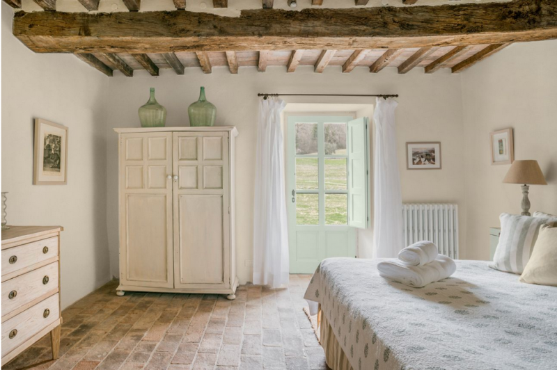 Замковая каменная вилла, расположенная на 84 гектарах леса в пасторальной Тоскане