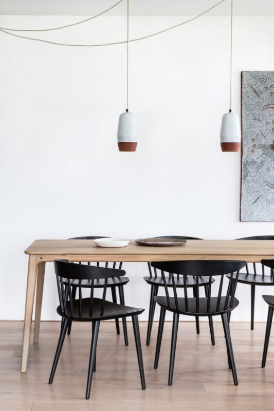 Белоснежные стены и богатые контрастные тона дерева в интерьере кухни Белоснежные стены и богатые контрастные тона дерева в интерьере кухни