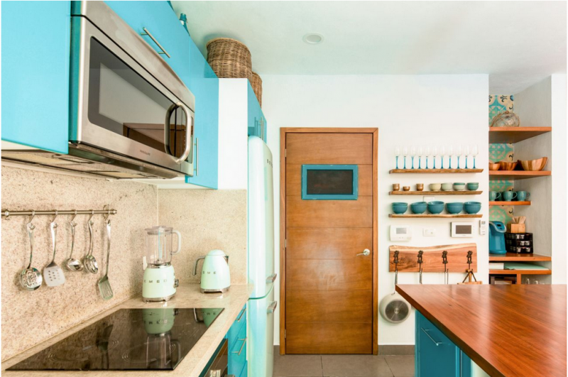 Красочный тропический модернизм в интерьере виллы в Мексике