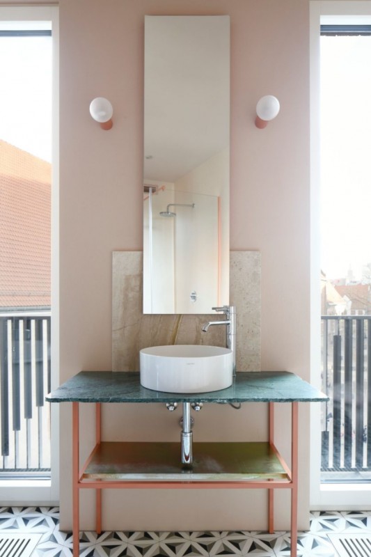 Монохроматизм в отеле Redstone в Риге, Латвия