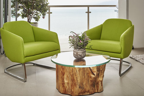 Приземистая мебель и художественные инсталляции в просторном светлом пентхаусе