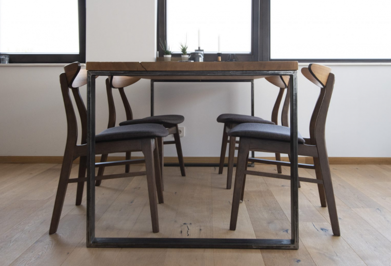 Промышленные акценты и натуральное дерево в дизайне польской квартиры